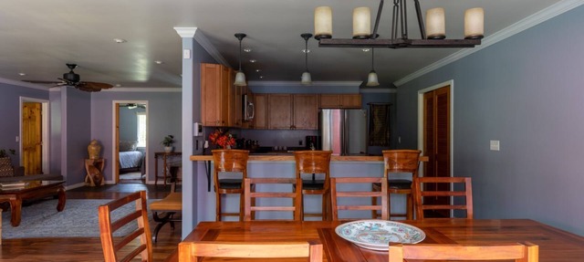 Lovely, Spacious Villa with HotTub, Outdoor Dining, Fire Pit