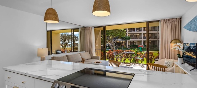 Luxury, 20 steps from the ocean, pool, jacuzzi! Newly remodeled, best location!