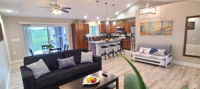 Luxury 800 ft" 1 bedroom Suite, Full Large Kitchen, King size bed, Free Laundry