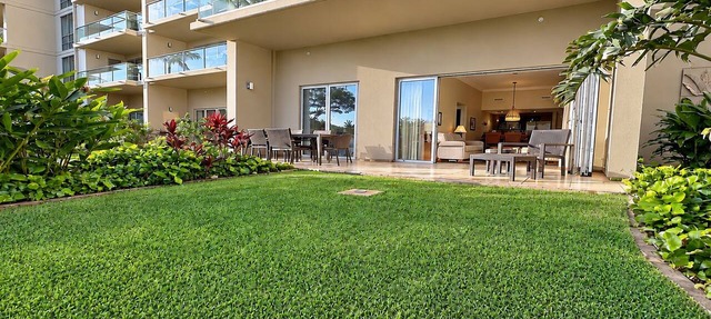 Luxury Beachfront Ground-Floor Retreat, Private Lanai, 1 Min to Pool & Beach!