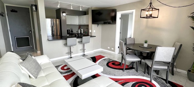 Maluhia Wai - Modern 2 Bd Condo w/Pool, A/C, Wi-Fi