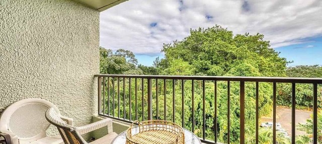 Mid-Century Hilo Condo Near the Ocean with Lanai & Shared Pool
