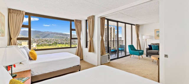 Mountain View Near Waikiki Beach w/2 Beds and Parking