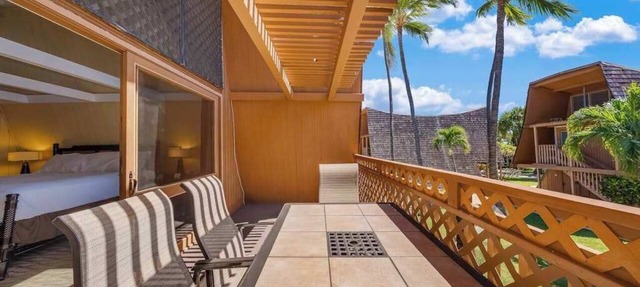 NEW Fall Special Oceanfront Molokai Studio with Balcony, Pool, and Palms