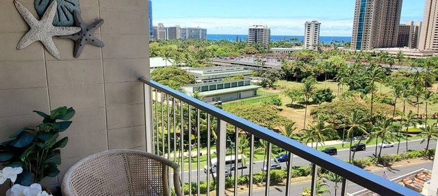 NEW! Waikiki Ocean View One Bdrm Condo. AC, Pet, Pool, Beach. Parking fee.
