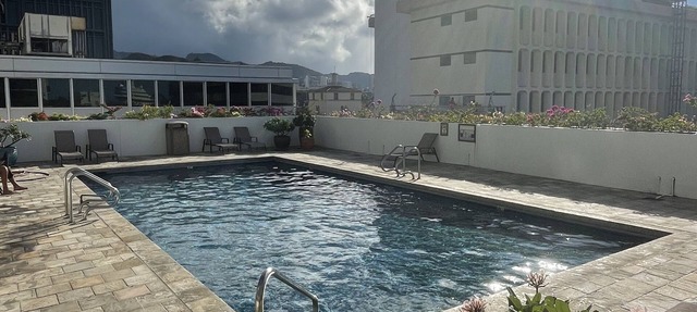 Newly remodeled 2 bd/2ba Kaka'ako condo on 25th floor with city/ocean views
