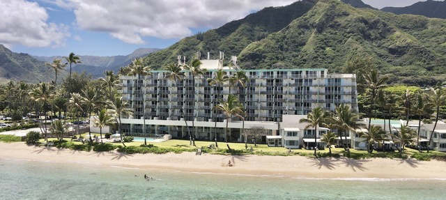 North Shore getaway condo with pool