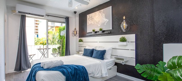 ★ Oasis Luxury Condo, Steps away from the beach 🏖