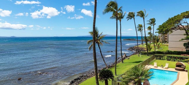 Ocean front 2-bedroom condo in fantastic Wailuku with cool AC