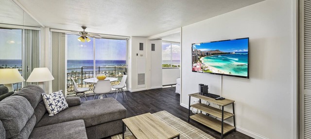 Ocean-Marina Yacht Views Condo Steps to the Beach w/Full Kitchen & Free WiFi