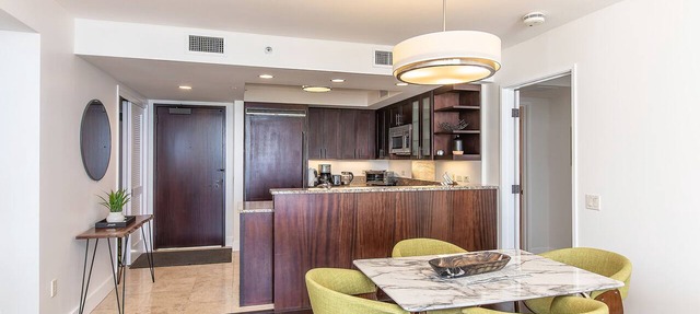 Ocean View 2 Bed Condo w/AC/Pool/Gym/1 Parking/Washer & Dryer