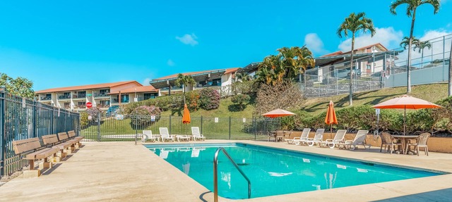 Ocean-view condo in great location with outdoor pool, sports courts, & lanai
