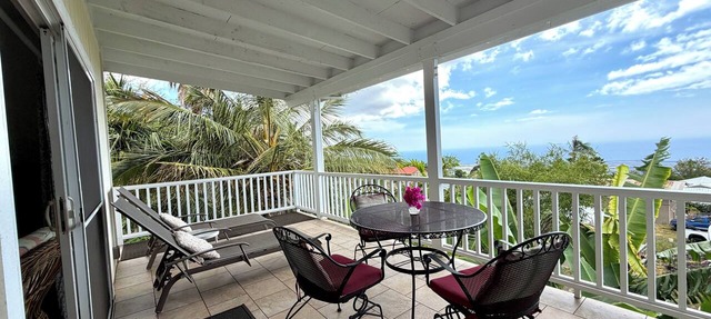 Ocean View, Full Kitchen, Gorgeous Top Floor Suite surrounded by Tropical Garden