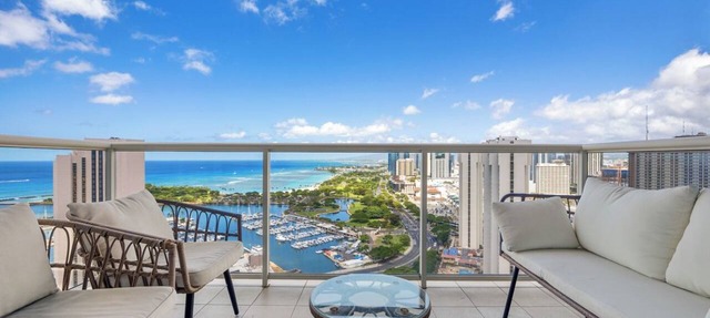 Ocean View Waikiki 2BR Monthly Condo | Parking, AC & Laundry