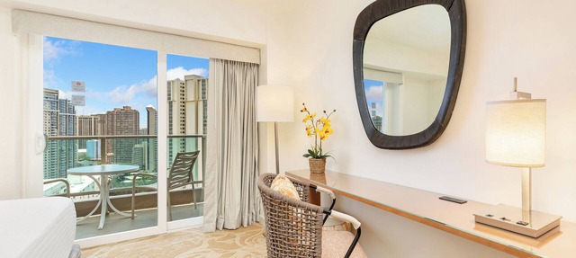 Ocean Views + Walkway to Mall-Ala Moana Hotel 2513