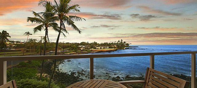 Oceanfront Condo, steps to the ocean with AC, Lanai, Sunrise Views & Snorkeling