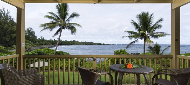 Oceanfront Hana Kai Maui #2 - Romantic Studio 100' from Water! Kitchenette