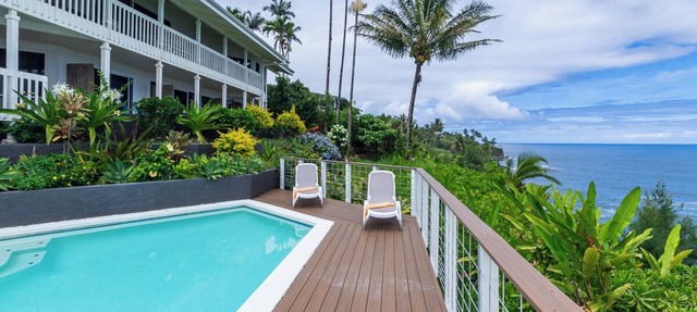 Oceanfront in Hilo Hale Kai Suites Bamboo Room - King Bed, Private Bathroom