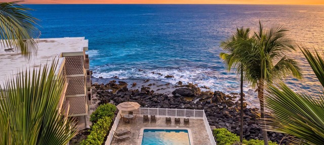 Oceanfront Kailua Kona Shores AirBnb: Lanai + Pool