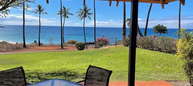 Oceanfront Molokai Cottage with Unobstructed Sunset Views