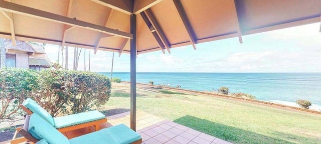 Oceanfront Molokai Cottage with Ocean View, WiFi & Pool
