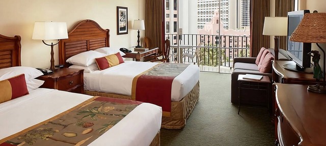 On Beautiful Waikiki Beach! Pool, Spa, 3 On-Site Restaurants, Water Activities