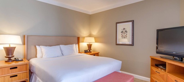 Paradise Found! Short Drive to Kapalua Airport! Onsite Parking and Swimming Pool