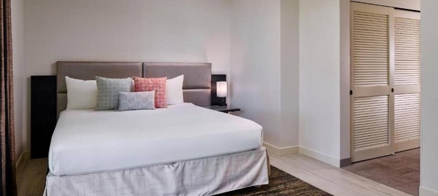 Park View King | Kaimana Beach Hotel | Views of Lush Kapiolani Park