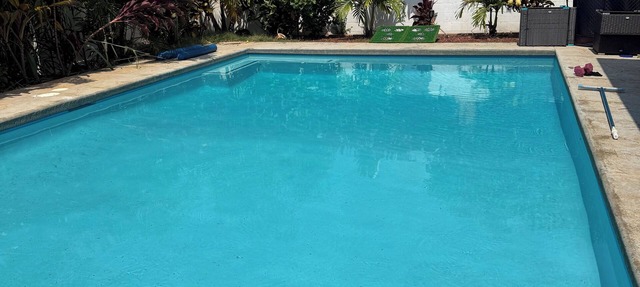 Pool! Three blocks to the beach.Family friendly A/C. 30 day rental - DM inquire