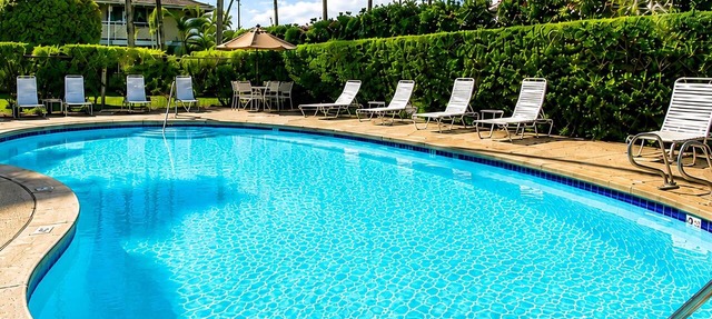 POWER + INTERNET + A/C - 3 min Walk to Beach ! Garden Unit ! Renovated ! 3 Pools