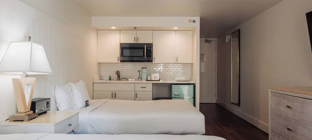 Premium Kalākaua Haus Kitchenette