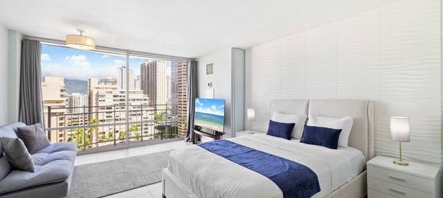 Prime Waikiki Stay – Steps to the Beach & Dining!