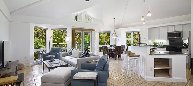 Princeville Luxury Townhouse, modern with A/C.