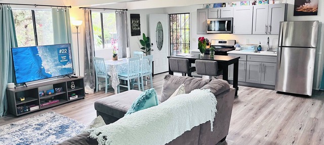 Private 1st Floor Retreat w/Hot Tub Just Minutes to Volcanoes NP!
