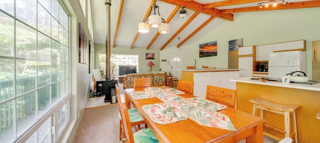 Private Hot Tub & Deck: Tranquil Volcano Hideaway!