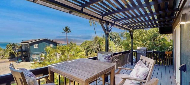Remodeled Maui Meadows Cottage with AC, Ocean Views & Lanai