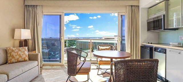 Renovated Ala Moana 1BR | Balcony & Mountain Views