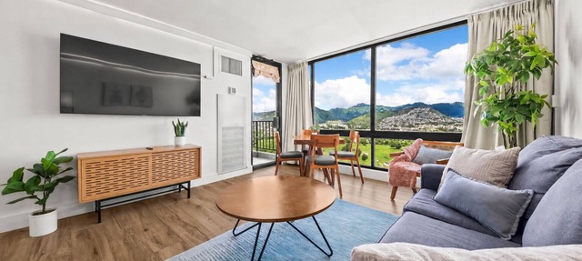 Renovated! FREE PARKING, Koolau Mountain, Golf Course & City Views!