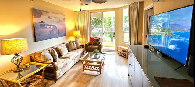 Resort Condo-Full Kitchen, King +Queen bed, AC, Laundry-Walk to Beach and Shops