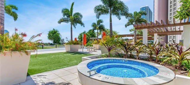 Salt at Kakaako Luxury Penthouse - Oceanview, pool, hot tub, parking, 3 minimall