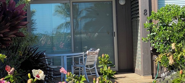 Secluded , cozy poolside getaway. Ocean views, near black sand beach & turtles.