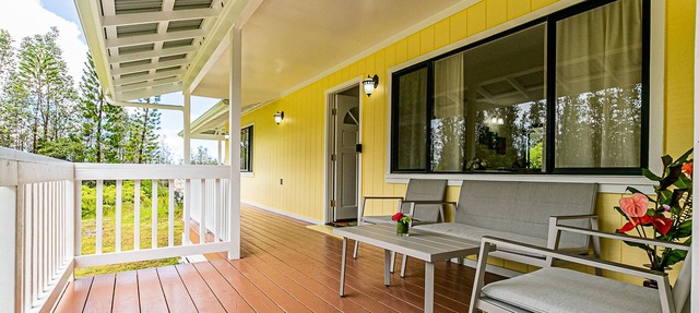 Spacious one-bedroom Hawaiiana. Visit Volcano!