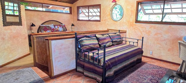 Spacious Tree house style loft across the ocean - steps from Magic Sands