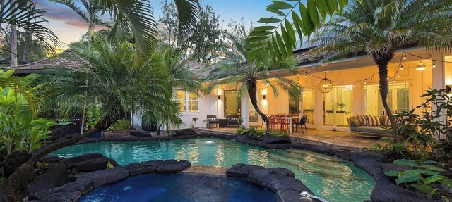 Steps from Kailua Beach, heated pool, gazebo, AC, NO CLEANING FEE!