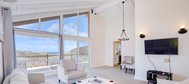 STUNNING HOME w/ MOUNTAIN AND OCEAN VIEWS - DISCOUNTED SEPT & OCT!