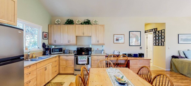 Stunning retreat w/a full kitchen, gas fireplace, furnished lanais, & WiFi