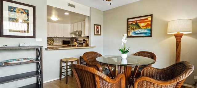 Summer Deal Kona 2BR Condo Across from Magic Sands Beach with Lanai