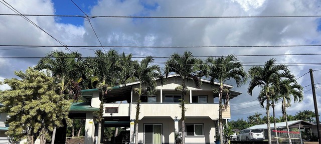 Superb 5-bedroom house in charming Hilo. Near mall, restaurants, and beaches.