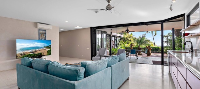 Tantalus Glass House: 3BR Hillside Estate w/Panoramic Views