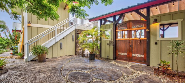 The “Promise Tree” is a great family gathering place in Kailua Kona!